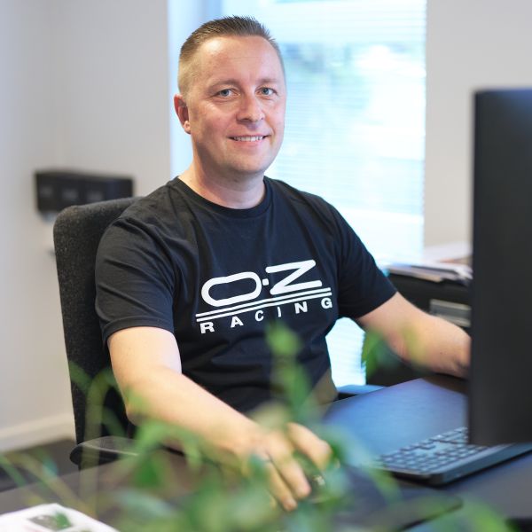 Medarbejder hos OZ Racing shop