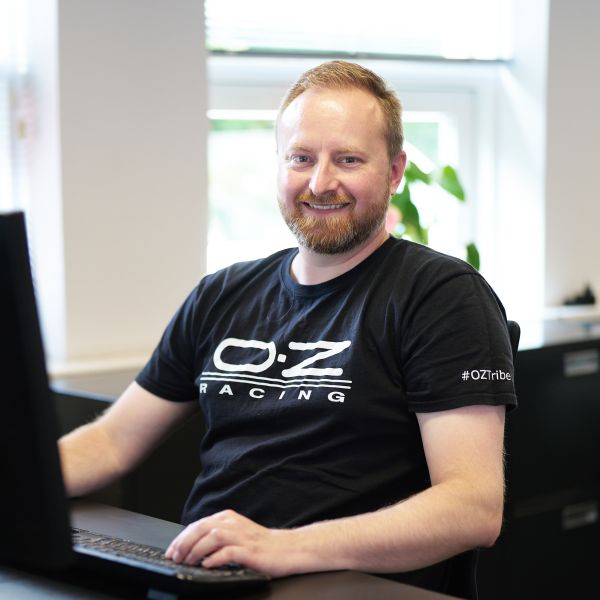 Medarbejder hos OZ Racing shop